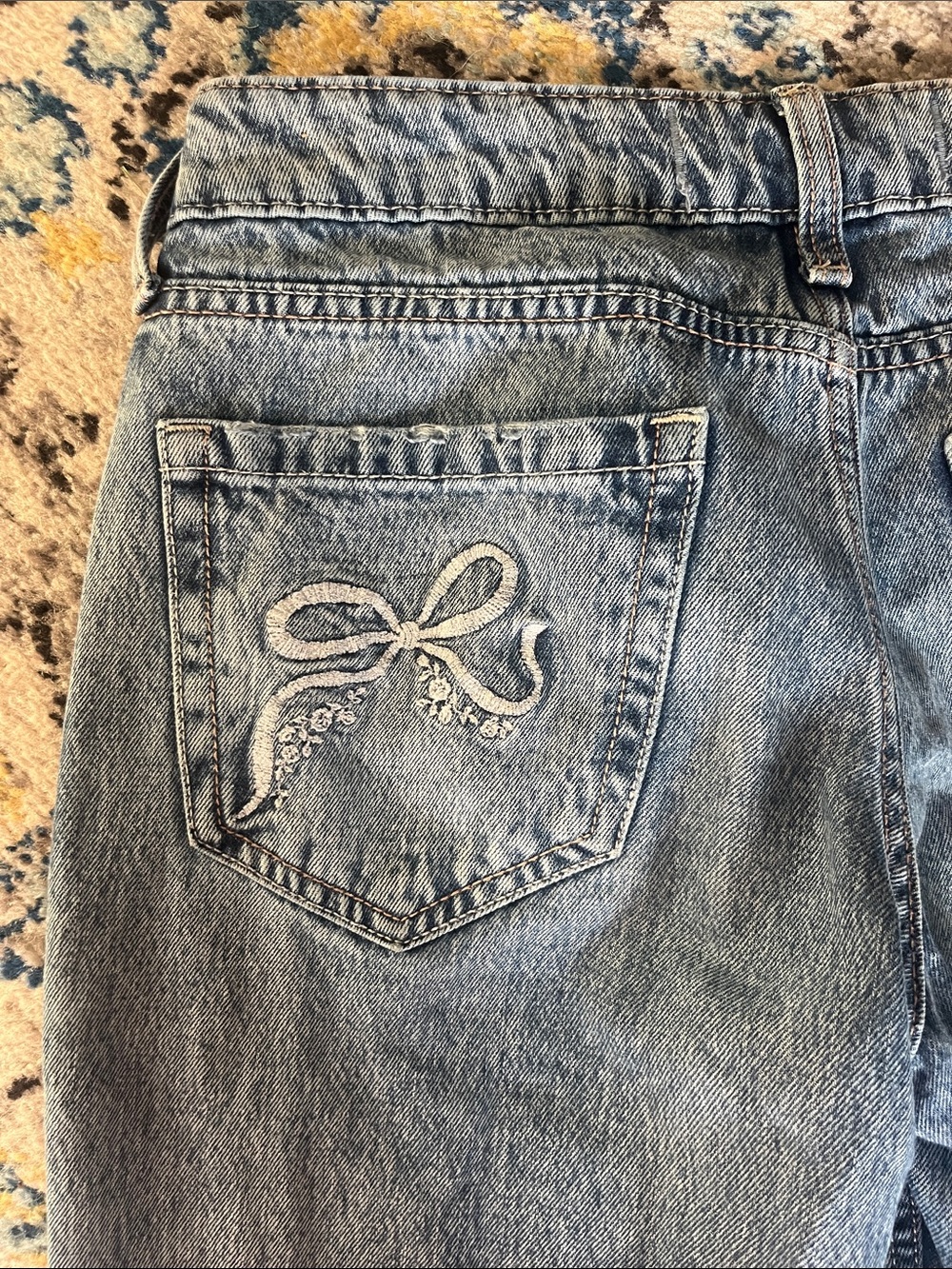 Hollister Baggy Low Rise Jeans in Blue Wash Limited Edition Bow Details - Picture 5 of 8